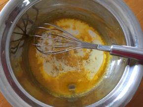 加入玉米油和纯牛奶搅拌均匀