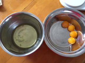 蛋清和蛋黄分离，蛋白盆中应无水无油，无蛋黄