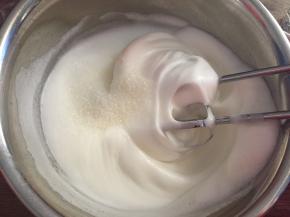高速打发至有纹路状态，加入最后的白砂糖