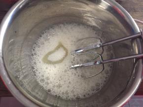 蛋白加入柠檬汁，低速打发至粗泡状态，加入三分之一白砂糖