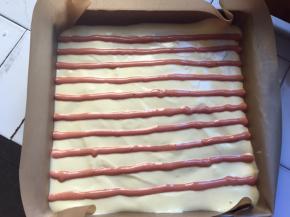 剩余的红丝绒蛋糕糊挤在表面，不要浪费，放入预热好的烤箱140度，中层23分钟