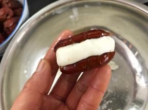 放入去了核的红枣中，用手按紧。