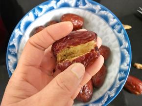 把浸泡好的红枣除去枣核。