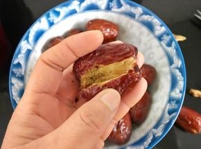 把浸泡好的红枣除去枣核。