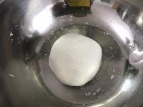 揉成光滑的、不粘手的面团。