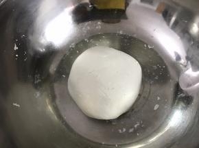 揉成光滑的、不粘手的面团。