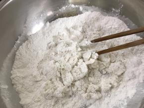 取120克糯米粉用开水搅成絮。