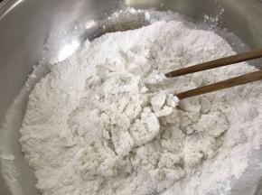 取120克糯米粉用开水搅成絮。