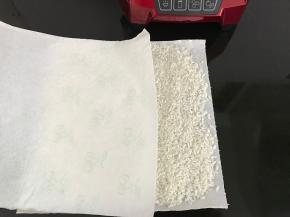 糯米淘洗干净浸泡2小时候用厨房纸吸干水分后晾干。