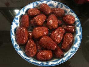 红枣提前浸泡1小时左右至表皮舒展。