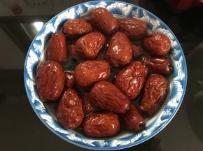 红枣提前浸泡1小时左右至表皮舒展。