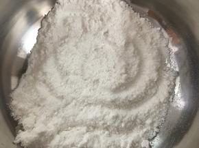 将糯米搅碎成细腻的糯米粉。