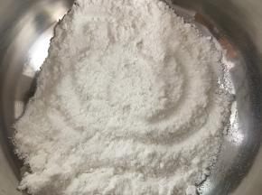 将糯米搅碎成细腻的糯米粉。