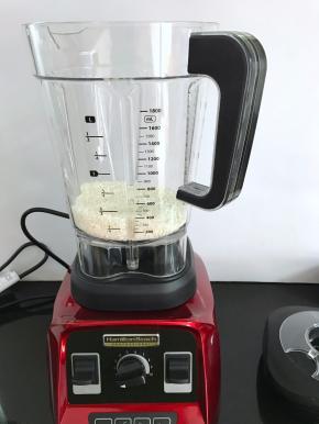 将晾干后的糯米放入破壁机中。