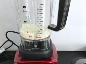 将晾干后的糯米放入破壁机中。