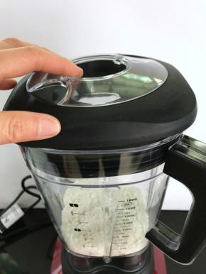 盖上盖子和加料口盖。