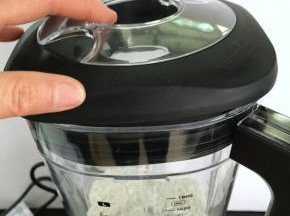 盖上盖子和加料口盖。