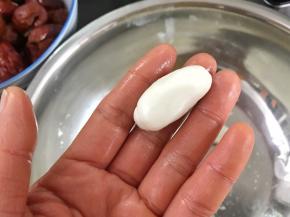 取适量糯米面团捏成枣核形状。