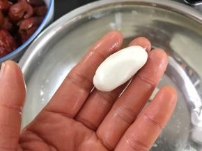 取适量糯米面团捏成枣核形状。