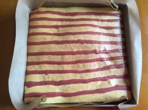 出炉，拿出倒扣烤网上，撕掉油布，再拿一张新的油纸放上面，倒扣回来