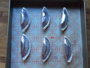 放入预热好的烤箱190度中层，上下火，先烤8分钟