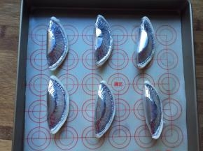 放入预热好的烤箱190度中层，上下火，先烤8分钟