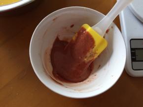 搅拌至无颗粒状态，倒入一点出来筛入红丝绒，搅拌均匀