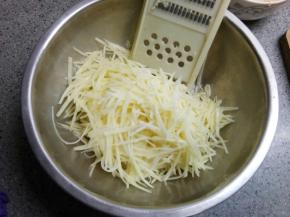 土豆洗净擦丝，用比较细的那个擦丝片，自己手切也行