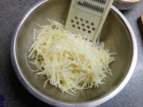土豆洗净擦丝，用比较细的那个擦丝片，自己手切也行