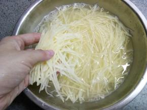 土豆丝用水泡个五分钟，然后投洗一遍捞出沥干水分。