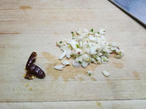 蒜切沫，辣椒切段