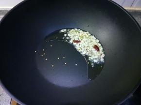 热油下蒜末辣椒爆香