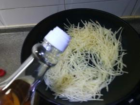 放入土豆丝翻炒均匀后，淋入三勺白米醋，就是吃饭用的勺子