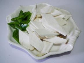 杏鲍菇 青椒洗净切成片。