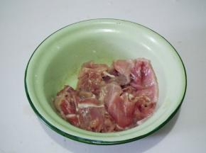 里脊切片，加上淀粉。用手抓匀，腌制10分钟。