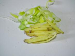 葱姜切丝备用。