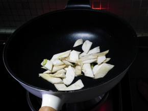 锅中注入少了的油，下入杏鲍菇片煸炒出杏鲍菇的水分，盛出。