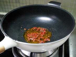 另起锅，注入油，下入郫县辣酱，小火炒出红油。