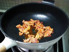 再加入肉片继续煸炒至肉片变色。