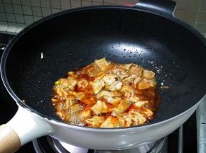烹入料酒加入糖 生抽和醋。