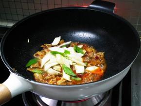 煸炒至调料均匀的裹在肉片上，加入杏鲍菇和青椒