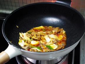 快速翻炒均匀即可。