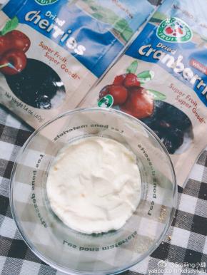 第一层放酸奶或奶油，用勺子小心按压抹平，主要是让杯壁上的那层奶油厚度均匀整齐