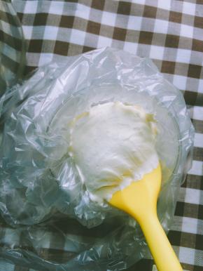 一次性裱花袋用完了，用保鲜袋代替的，哈哈，将保鲜袋套在杯子上，淡奶油放入其中，保鲜袋的一个角用剪刀剪一个口子，就可以挤奶油啦