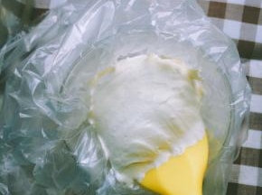 一次性裱花袋用完了，用保鲜袋代替的，哈哈，将保鲜袋套在杯子上，淡奶油放入其中，保鲜袋的一个角用剪刀剪一个口子，就可以挤奶油啦