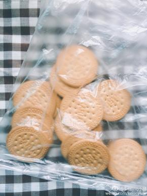 取出饼干放入保鲜袋，我是分两次装的，不然太多擀不开