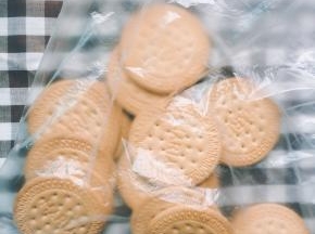 取出饼干放入保鲜袋，我是分两次装的，不然太多擀不开