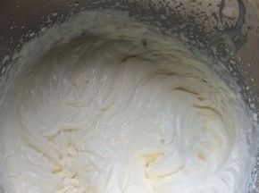 淡奶油中分两次加入糖霜，甜度根据自己口味掌握，不用太多，打发到有明显纹路，但过会儿会消失的状态