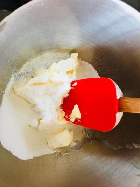 黄油室温软化，加入糖粉。