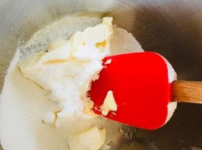 黄油室温软化，加入糖粉。